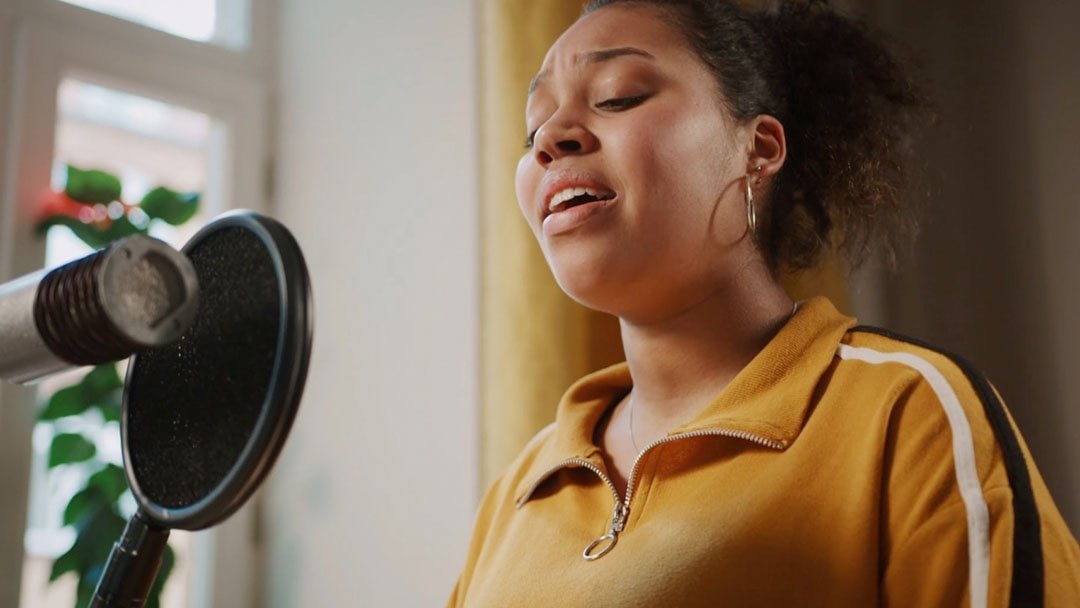 Schüler singen Songs Videocover Schülerin Louisa singt