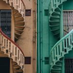 Zwei Treppen in unterschiedlichen Farben - das Bild steht symbolisch für den Vergleich der Gesangstechnik Pop versus Klassik