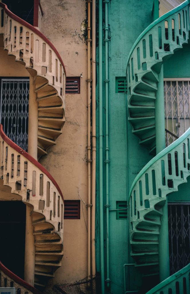 Zwei Treppen in unterschiedlichen Farben - das Bild steht symbolisch für den Vergleich der Gesangstechnik Pop versus Klassik