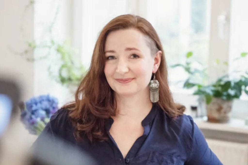 Porträt von Bernadette Kube. Sie ist Gesangslehrerin und hat eine Singen lernen-App entwickelt.